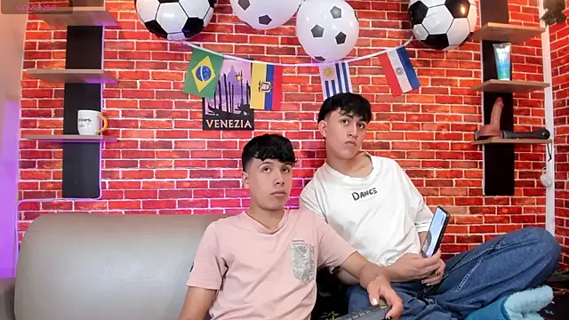 Hoot_boyss_ Show in webcam