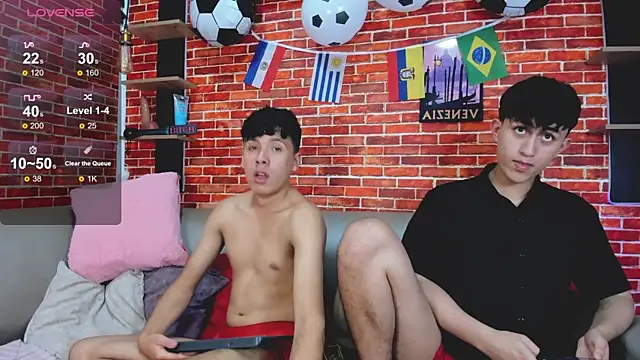 Show modela Hoot_boyss_ na web-kameri