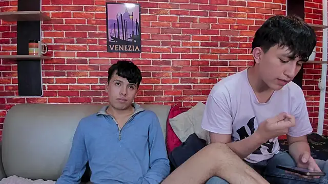 Pokazy przed kamerką – Hoot_boyss_