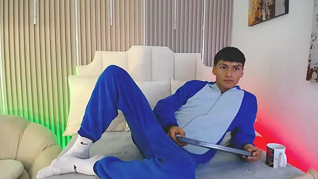 AdrianStark_ 网络视讯表演