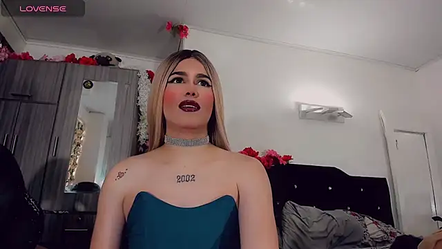 Thiara_veky_: διαδικτυακό σόου στην κάμερα