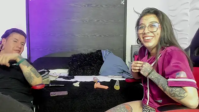 צ'אט XXX בשידור חי של inkedsinners_
