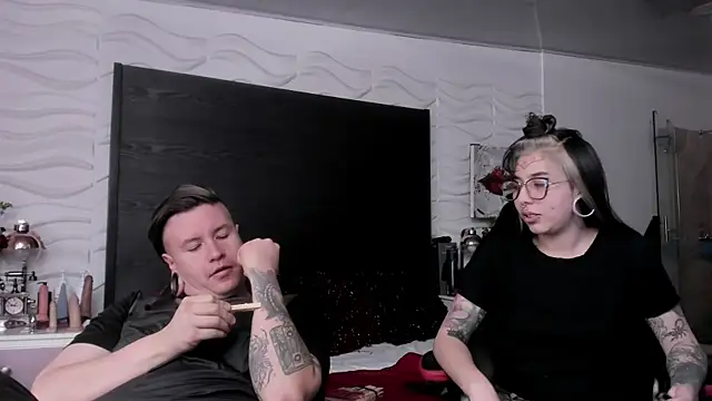 inkedsinners_: διαδικτυακό σόου στην κάμερα