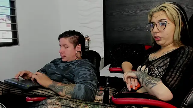 XXX chat uživo modela inkedsinners_
