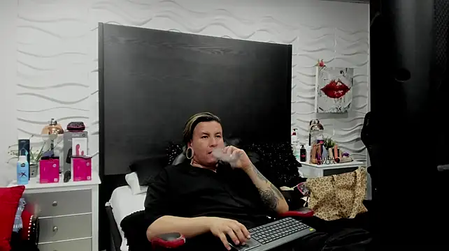Show modela inkedsinners_ na web-kameri