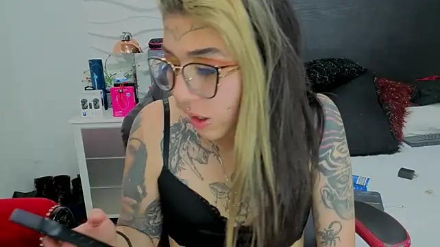 Show modela inkedsinners_ na web-kameri