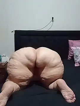 MegaAssMature: διαδικτυακό σόου στην κάμερα