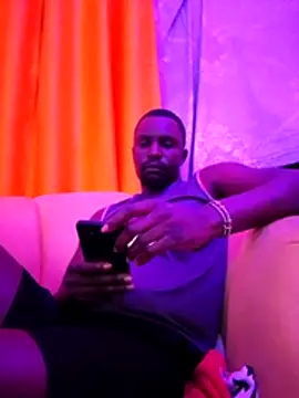 Uncut_EBONY: διαδικτυακό σόου στην κάμερα