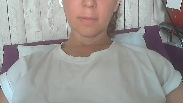 Bella--White Show Webcam