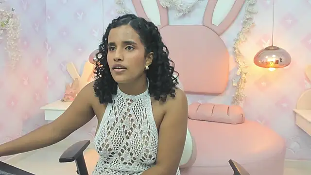 Horny_Curls Adlı Modelin Canlı Sohbet Odası