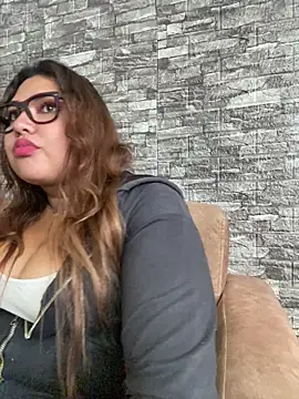 צ'אט XXX בשידור חי של CurvyLolaX