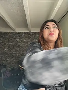 CurvyLolaX XXX чат на живо