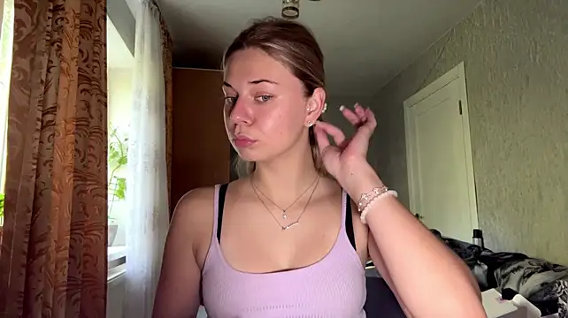 HoneysPiee's Live XXX Chat