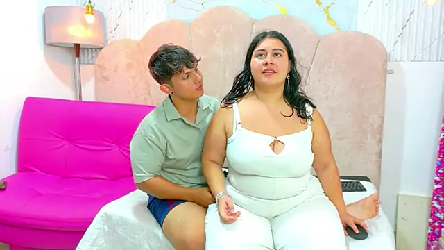 ParejaCurvy20 Show in webcam