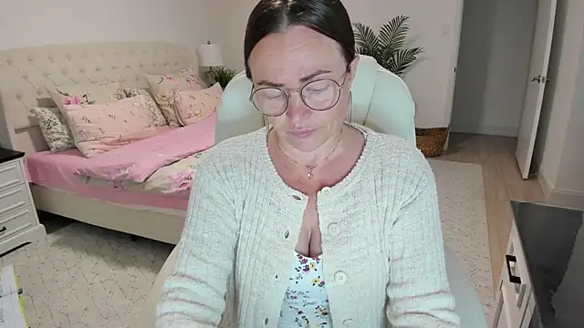 Vika73 现场性爱视讯表演