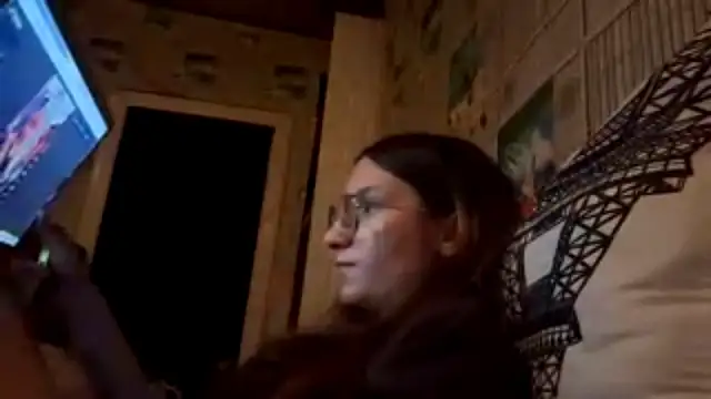 Živá chatovací místnost SparkleJebb