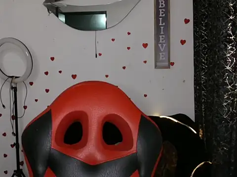 Pokazy przed kamerką – blackfox_desire