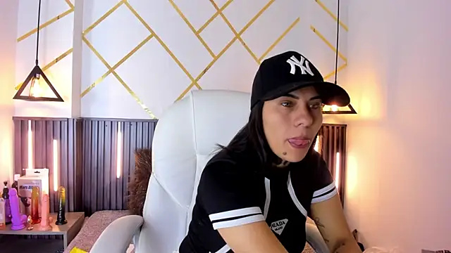 MadisonYoung000 Show in webcam