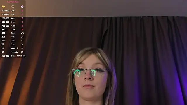 Show modela NovaOliphant na web-kameri