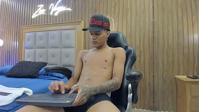 Mael_Jasonn Webbikameraesitys