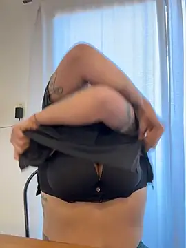 lilylovelesss Show in webcam