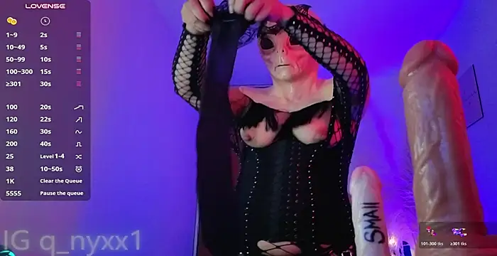 Queen_Nyxx Show in webcam