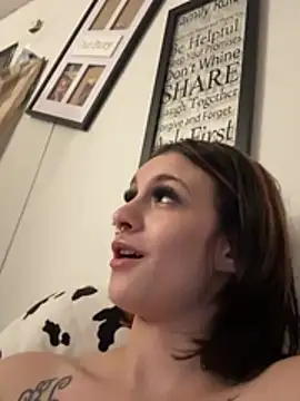 ally111 Show in webcam