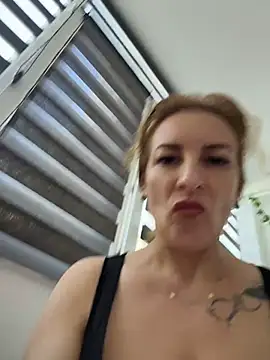Hot-Milf4U's Webcam Show