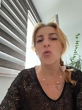Hot-Milf4U's Live XXX Chat
