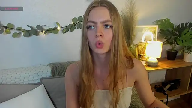 HoneyEmilly's Live XXX Chat
