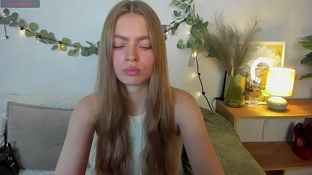 دردشة HoneyEmilly الجنسية المباشرة