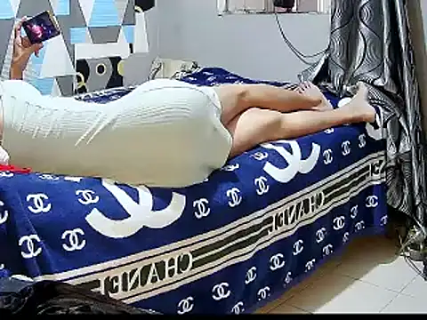 Trish_CurveCock Show in webcam