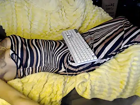 Pokazy przed kamerką – Trish_CurveCock
