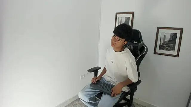 jacob_cum23 网络视讯表演