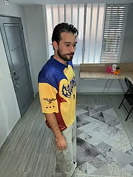 Adrian_SITH: διαδικτυακό σόου στην κάμερα