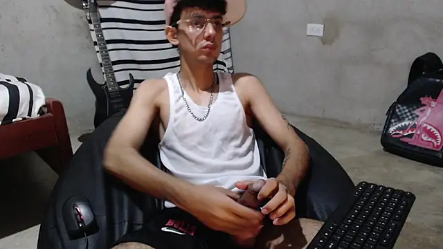 garu-hot18's Webcam Show