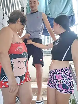 HOTANDSKINNY: διαδικτυακό σόου στην κάμερα
