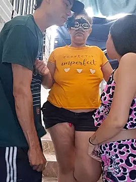 HOTANDSKINNY: διαδικτυακό σόου στην κάμερα