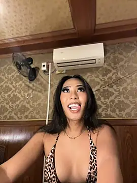 hugecock_tamira Show Webcam