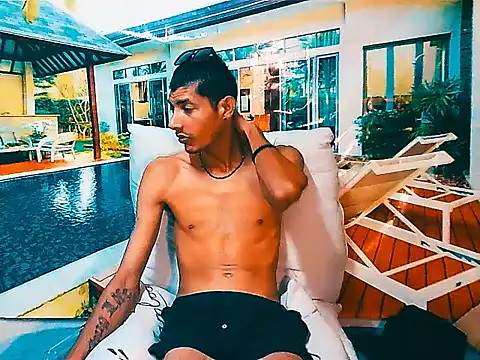 Show modela IndianSavageMale na web-kameri
