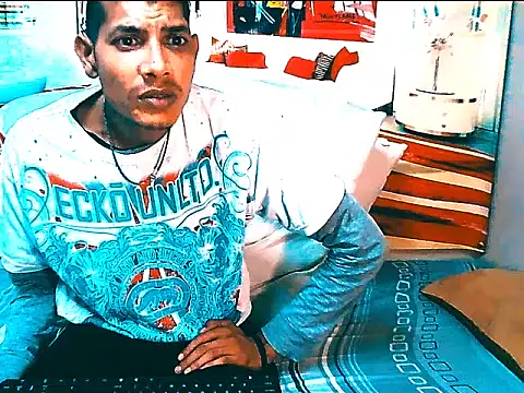 Show modela IndianSavageMale na web-kameri