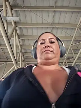 CurvyFireLatina's Live XXX Chat