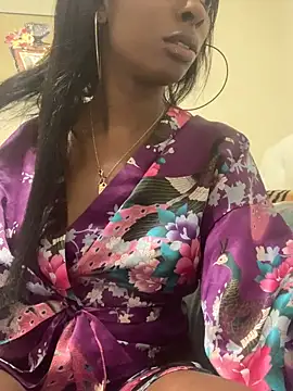 Prettylondond Show in webcam
