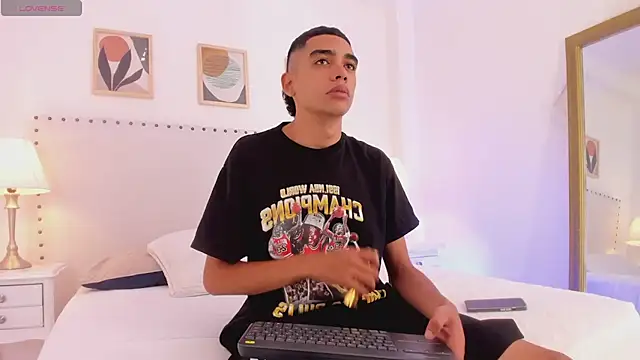 liian_23 Show in webcam