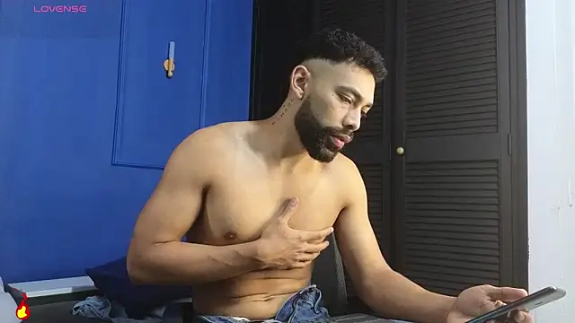 Blade_millerr: διαδικτυακό σόου στην κάμερα