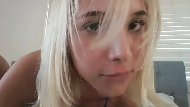 Show modela pollypocketsizedoll na web-kameri