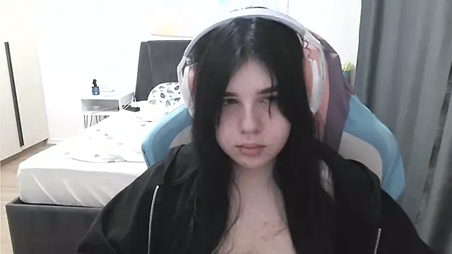 LunarMia live XXX chat