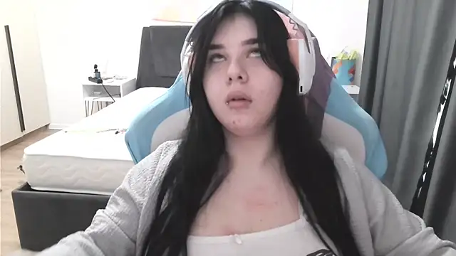 LunarMia Chat XXX live