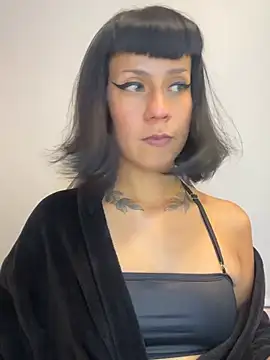 Chat +18 de Valkiriia_wiine ao vivo