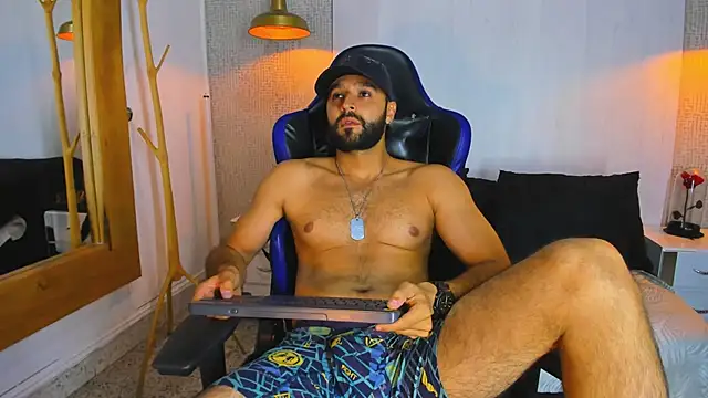 Mike333_: διαδικτυακό σόου στην κάμερα